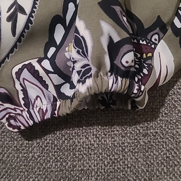 Loft Green Paisly blouse Size Medium - Picture 4 of 4